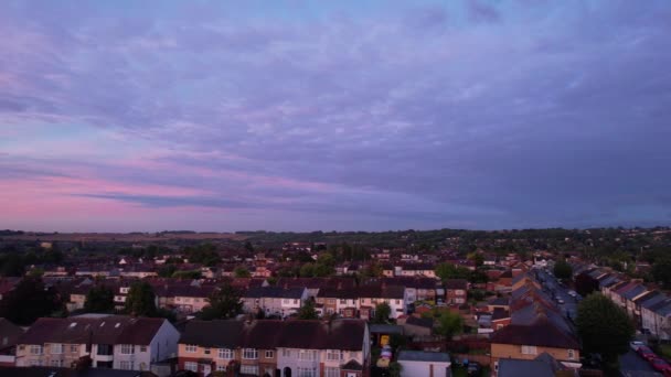 イギリスのイギリス市の上にオレンジと紫色の雲を持つ最も美しくカラフルなスカイの高角度の映像 ルートン イギリス イギリス 映像は2023年8月8日に撮影されました — ストック動画