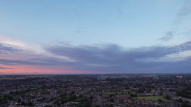 İngiltere 'nin Luton şehrinde Güzel Gündoğumu sırasında Gökyüzü ve Bulutların Yüksek Açı Manzarası. Görüntü, İHA 'nın Kamerasıyla 8 Ağustos 2023' te çekildi..