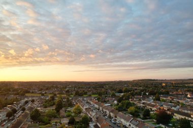 Gün batımında muhteşem gökyüzü ve bulutlarla şehrin havadan görünüşü