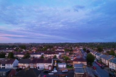 Gün batımında muhteşem gökyüzü ve bulutlarla şehrin havadan görünüşü