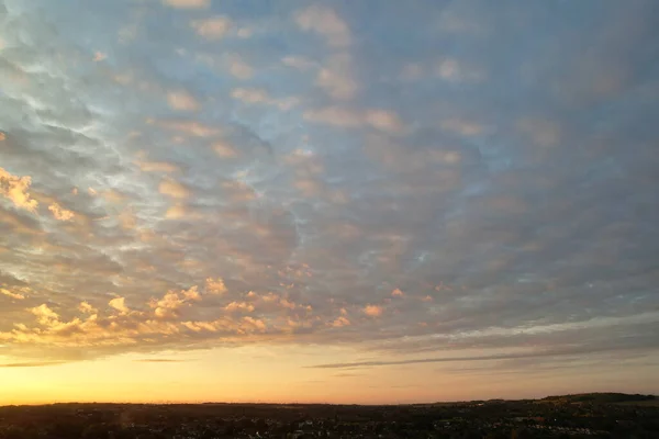 日落时天空和云彩迷人的城市的鸟瞰 — 图库照片