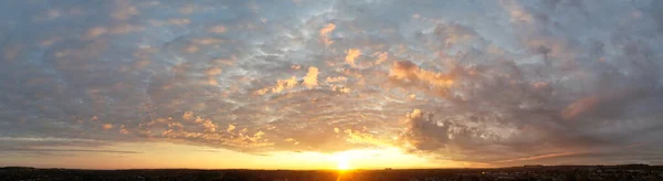 Letecký Panoramatický Výhled Město Úžasnou Oblohou Mraky Během Západu Slunce — Stock fotografie
