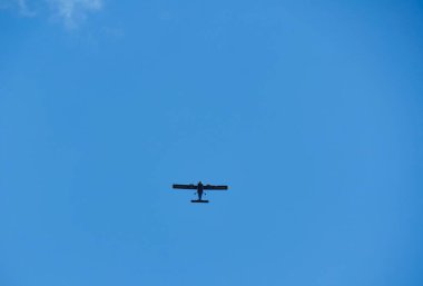 Gökyüzündeki uçak bulutların arka planında..