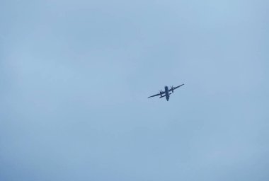 Gökyüzünde uçan bir uçak