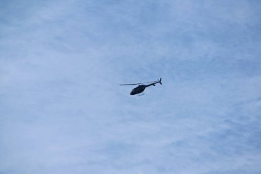 Helikopter gökyüzünde uçuyor.