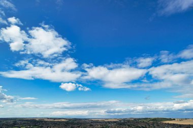 Mavi gökyüzü ve ufukta beyaz bulutlar. güzel bulutlar.