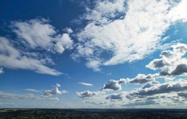 Mavi gökyüzü arka planında beyaz kabarık bulutlar