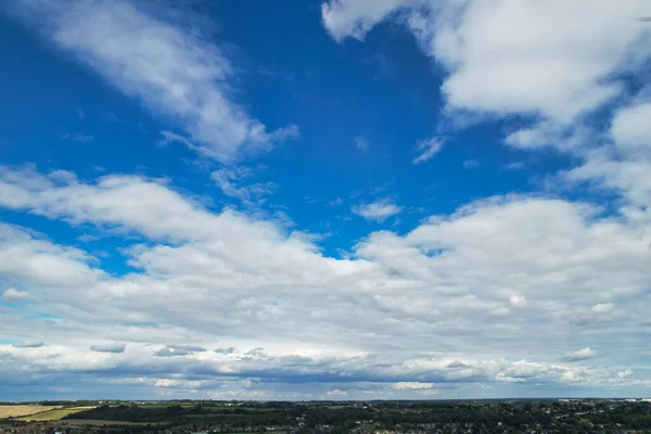 蓝天背景上的白色蓬松的云 — 图库照片