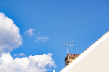 Mavi gökyüzü arka planında beyaz kabarık bulutlar