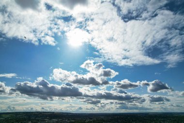 Mavi gökyüzü arka planında beyaz kabarık bulutlar