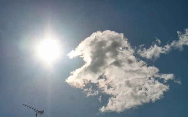 Weiße Flauschige Wolken Auf Dem Blauen Himmel Hintergrund — Stockfoto