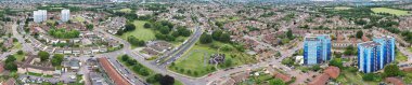 İngiltere 'nin Luton şehrinin konut bölgesinin panoramik hava görüntüsü. Görüntü İHA 'nın Kamerasıyla 19 Temmuz 2023' te çekildi.