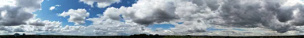 英国卢顿市日落时的戏剧云彩全景高角视图 图片是在2023年7月19日用无人机拍摄的 — 图库照片