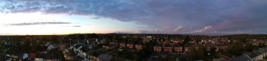Şehrin üzerinde günbatımında dramatik bulutların panoramik görüntüsü