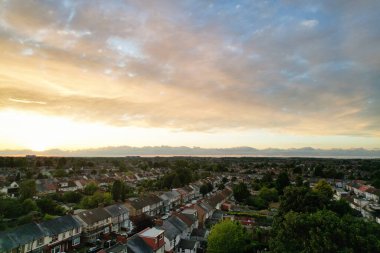 Gün batımında dramatik bulutlar şehrin üzerinde