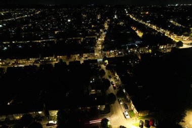 Aydınlatılmış Luton şehrinin gece hava görüntüsü