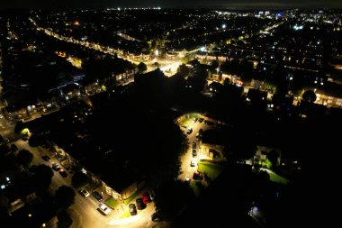 Aydınlatılmış Luton şehrinin gece hava görüntüsü