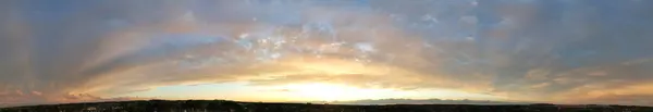 Panoramatický Pohled Dramatické Mraky Při Západu Slunce Nad Městem — Stock fotografie