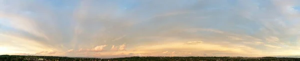 Панорамный Вид Драматические Облака Время Заката Над Городом — стоковое фото
