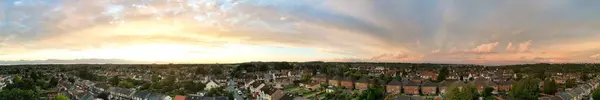 Panoramisch Uitzicht Dramatische Wolken Tijdens Zonsondergang Stad — Stockfoto