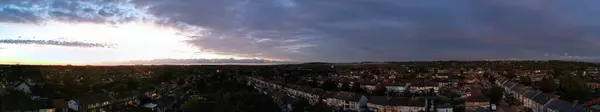 Pemandangan Panorama Dari Awan Dramatis Selama Matahari Terbenam Atas Kota — Stok Foto