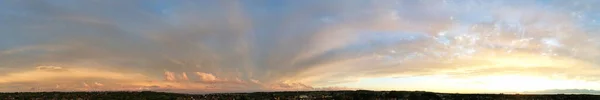 Panoramisch Uitzicht Dramatische Wolken Tijdens Zonsondergang Stad — Stockfoto
