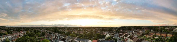Panoramatický Pohled Dramatické Mraky Při Západu Slunce Nad Městem — Stock fotografie