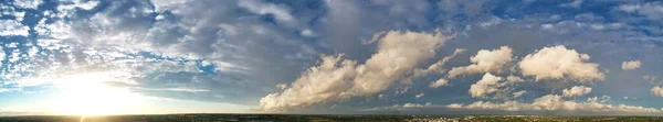 Panoramiczny Widok Dramatyczne Chmury Podczas Zachodu Słońca Nad Miastem — Zdjęcie stockowe
