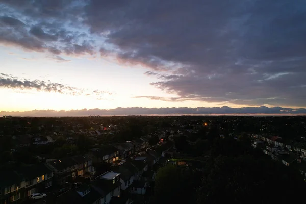 都市の夕陽の間に劇的な雲 — ストック写真