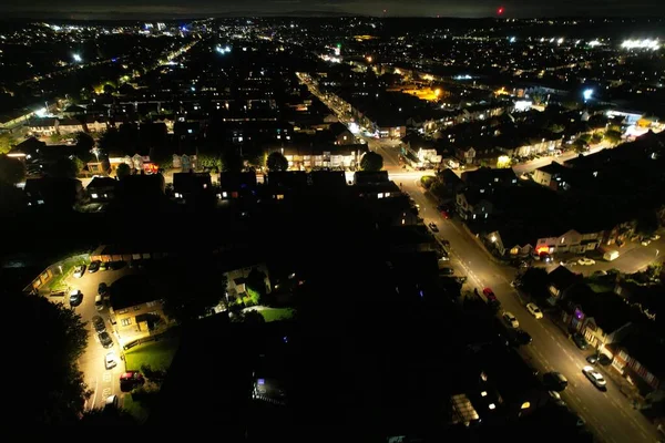 Aydınlatılmış Luton şehrinin gece hava görüntüsü
