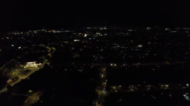 Aydınlatılmış Luton şehrinin gece hava görüntüsü