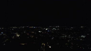 Aydınlatılmış Luton şehrinin gece hava görüntüsü