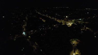 Aydınlatılmış Luton şehrinin gece hava görüntüsü