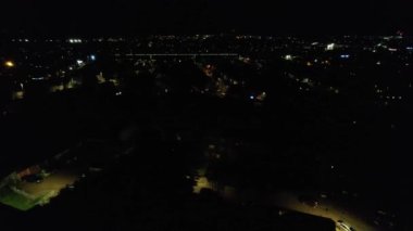 Aydınlatılmış Luton şehrinin gece hava görüntüsü