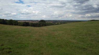 İngiliz Koyun Çiftliği 'nin Yüksek Açı Manzarası ve Muhteşem Manzara ve Yukarı Sundon Park' ın Kırsal Bölgesi, Luton, İngiltere İngiltere. Görüntü 15 Ağustos 2023 'te ele geçirildi.