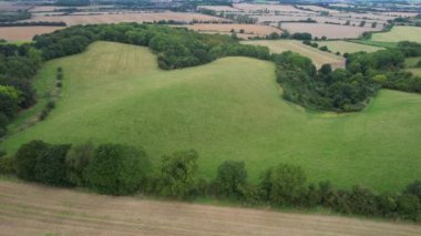 İngiliz Koyun Çiftliği 'nin Yüksek Açı Manzarası ve Muhteşem Manzara ve Yukarı Sundon Park' ın Kırsal Bölgesi, Luton, İngiltere İngiltere. Görüntü 15 Ağustos 2023 'te ele geçirildi.