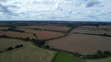 İngiliz Koyun Çiftliği 'nin Yüksek Açı Manzarası ve Muhteşem Manzara ve Yukarı Sundon Park' ın Kırsal Bölgesi, Luton, İngiltere İngiltere. Görüntü 15 Ağustos 2023 'te ele geçirildi.