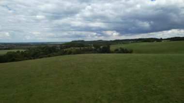 İngiliz Koyun Çiftliği 'nin Yüksek Açı Manzarası ve Muhteşem Manzara ve Yukarı Sundon Park' ın Kırsal Bölgesi, Luton, İngiltere İngiltere. Görüntü 15 Ağustos 2023 'te ele geçirildi.