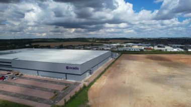 Bulutlu Öğleden Sonra Yoğun Trafikli İngiliz Otoyollarının Yüksek Açılı Görüntüleri. Görüntüler, İngiltere 'nin Luton şehrinde M1 kavşağında İHA' nın kamerasıyla 15 Ağustos 2023 'te çekildi.