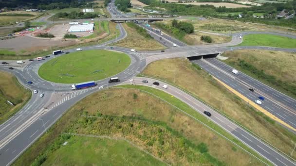 多云的下午 英国高速公路的高角段交通繁忙 镜头于2023年8月15日在英国卢顿市M1 Junction 11A拍摄 — 图库视频影像