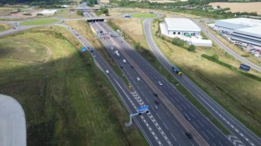 Bulutlu Öğleden Sonra Yoğun Trafikli İngiliz Otoyollarının Yüksek Açılı Görüntüleri. Görüntüler, İngiltere 'nin Luton şehrinde M1 kavşağında İHA' nın kamerasıyla 15 Ağustos 2023 'te çekildi.