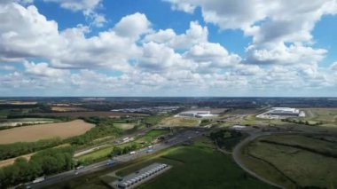 Bulutlu Öğleden Sonra Yoğun Trafikli İngiliz Otoyollarının Yüksek Açılı Görüntüleri. Görüntüler, İngiltere 'nin Luton şehrinde M1 kavşağında İHA' nın kamerasıyla 15 Ağustos 2023 'te çekildi.