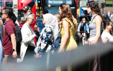 Uluslararası Turist Halkının En Güzel Görüntüsü 4 Haziran 2023 'te İngiltere' nin başkenti Londra 'daki Tower Bridge ve Thames Nehri' ni ziyaret ediyor.