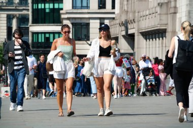 Uluslararası Turist Halkının En Güzel Görüntüsü 4 Haziran 2023 'te İngiltere' nin başkenti Londra 'daki Tower Bridge ve Thames Nehri' ni ziyaret ediyor.