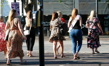 Uluslararası Turist Halkının En Güzel Görüntüsü 4 Haziran 2023 'te İngiltere' nin başkenti Londra 'daki Tower Bridge ve Thames Nehri' ni ziyaret ediyor.  