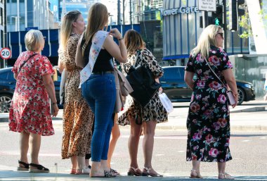 Uluslararası Turist Halkının En Güzel Görüntüsü 4 Haziran 2023 'te İngiltere' nin başkenti Londra 'daki Tower Bridge ve Thames Nehri' ni ziyaret ediyor.