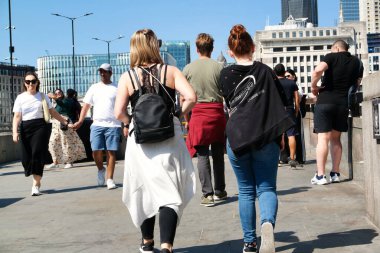 Uluslararası Turist Halkının En Güzel Görüntüsü 4 Haziran 2023 'te İngiltere' nin başkenti Londra 'daki Tower Bridge ve Thames Nehri' ni ziyaret ediyor.