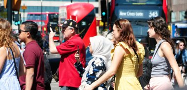 Uluslararası Turist Halkının En Güzel Görüntüsü 4 Haziran 2023 'te İngiltere' nin başkenti Londra 'daki Tower Bridge ve Thames Nehri' ni ziyaret ediyor.
