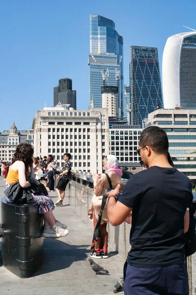 国際コミュニティツーリストの人々の最も美しいイメージは 6月4日の晴れた日にイギリスのセントラルロンドンキャピタルシティでタワーブリッジとリバーテムズを訪問しています 2023 — ストック写真