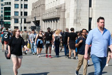 Uluslararası Turist Halkının En Güzel Görüntüsü 4 Haziran 2023 'te İngiltere' nin başkenti Londra 'daki Tower Bridge ve Thames Nehri' ni ziyaret ediyor.